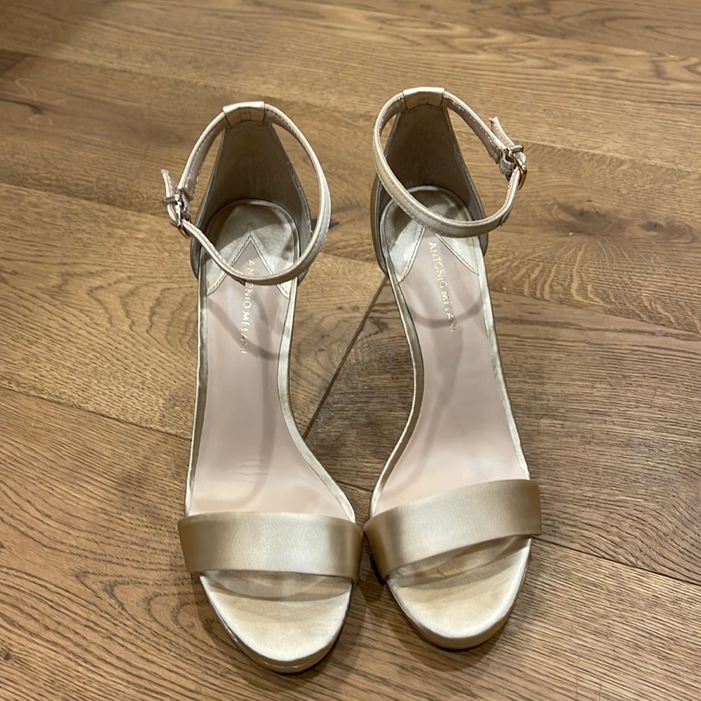 NWOT Gold Antonio Melani heels